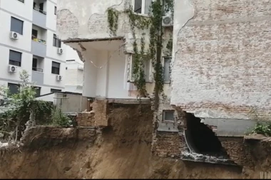(FOTO, VIDEO) PRVE SLIKE SA LICA MESTA: Evo kako izgleda urušena zgrada na Vračaru, u toku EVAKUACIJA stanara