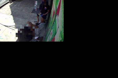 (UZNEMIRUJUĆ VIDEO) UBISTVO U PO BELA DANA: Razgovarao sa biciklistom, pa izvukao pištolj i IZREŠETAO GA!