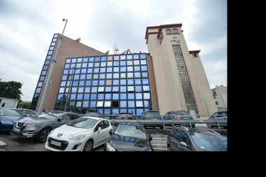 NAPAD NA EKIPU RTS-A NA TERENU: Muškarac im pretio staklenom flašom, snimatelju polomio kameru