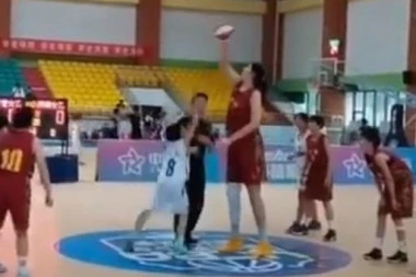 (VIDEO) ŽENSKI JAO MING: Kineska devojčica visoka 224 centimetra je najdominantnija košarkašica na planeti