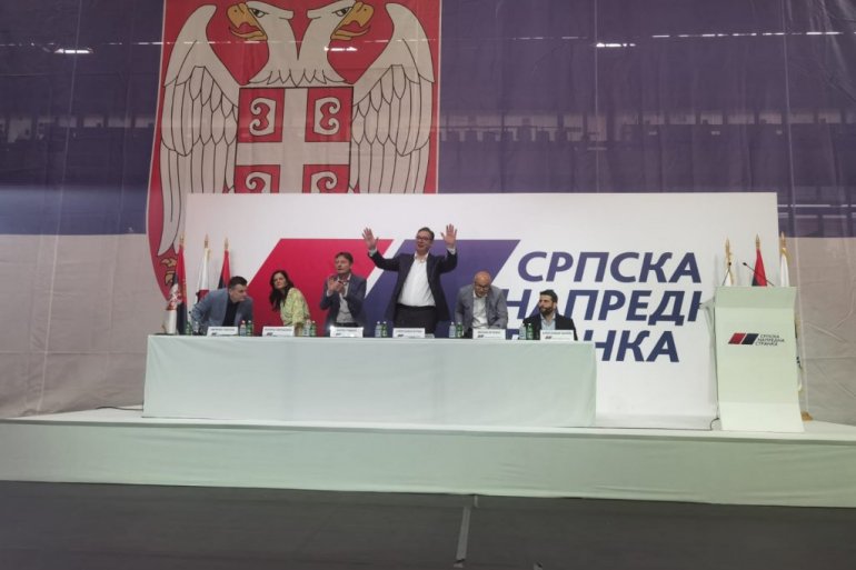 (FOTO) PREDSEDNIK SRBIJE U NOVOM SADU! Hiljade ljudi u Spensu gromoglasnim aplauzom pozdravilo Vučića!