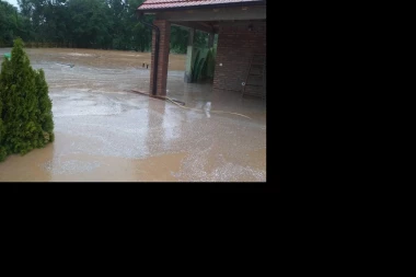 (FOTO, VIDEO) STRAVIČNE SLIKE POPLAVA IZ ŠAPCA I OKOLNIH SELA: Nevreme napravilo haos, VODA NOSILA SVE PRED SOBOM!