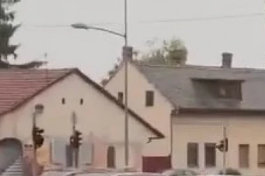 (VIDEO) KACIGA GLAVU ČUVA: Čovek POTPUNO GO vozi motor dok nevreme TUTNJI Novim Sadom!