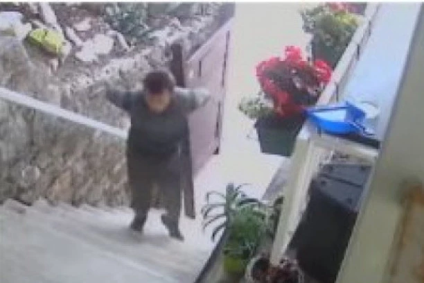 (FOTO, VIDEO 18+) HRVATSKA JAVNOST ŠOKIRANA INCIDENTOM U SPLITU: Tražio ženi vodu pa je udario flašom u glavu, ali tu nije stao...