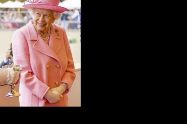 KRALJICA NAPUNILA 96 GODINA, ALI SVI SU GLEDALI U NJENE USNE! Internet gori zbog vremešne vladarke!