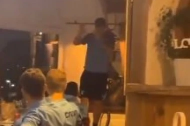 (VIDEO) GRMI BAJA I U RIMU: Novi igrač Lacija se popeo na stolicu i zapevao popularnu HITČINU