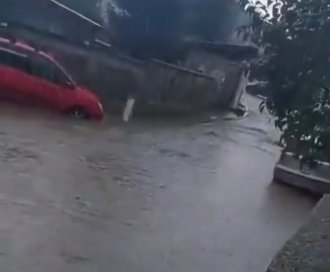 (VIDEO) NEVREME IZAZVALO POTOP U BEOGRADU: Bujica vode teče kroz naselje Vojvode Vlahović