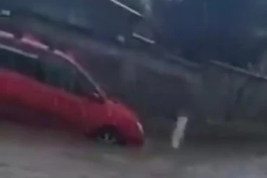 (VIDEO) NEVREME IZAZVALO POTOP U BEOGRADU: Bujica vode teče kroz naselje Vojvode Vlahović