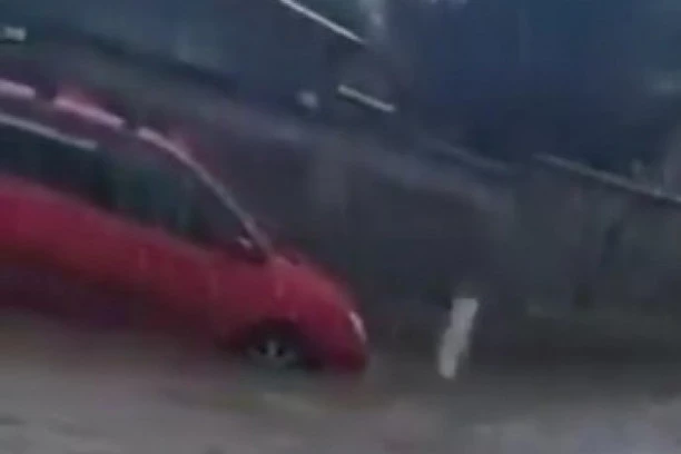 (VIDEO) NEVREME IZAZVALO POTOP U BEOGRADU: Bujica vode teče kroz naselje Vojvode Vlahović
