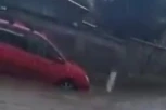 (VIDEO) NEVREME IZAZVALO POTOP U BEOGRADU: Bujica vode teče kroz naselje Vojvode Vlahović