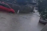 (VIDEO) NEVREME IZAZVALO POTOP U BEOGRADU: Bujica vode teče kroz naselje Vojvode Vlahović