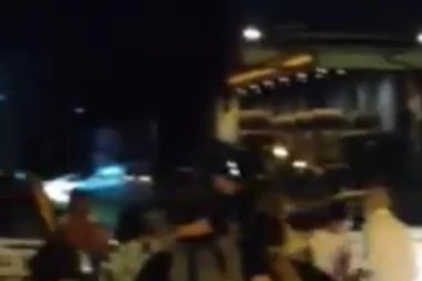 (VIDEO) BRUKA I SRAMOTA AIR MONTENEGRA: U 10 sati uveče izbacili ljude sa malom decom iz aviona