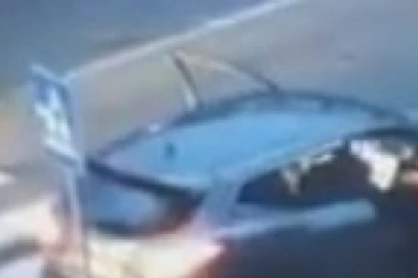 (VIDEO) JOŠ JEDNO PREBIJANJE DEVOJKE U BEOGRADU: Izvukao je iz kola i mučki šutirao i udarao pesnicama po telu