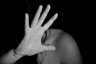 UŽAS! Devojčica (11) koju su prošle godine u Prištini silovala petorica muškaraca, OPET PROŠLA KROZ ISTU GOLGOTU! Silovana u Centru za rehabilitaciju, poznato i ko je monstrum!