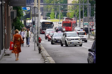 DRASTIČNA IZMENA ZAKONA: Manje kazne za prekoračenje brzine, trotineti mogu na kolovoz a vozači smeju da prođu kroz crveno!
