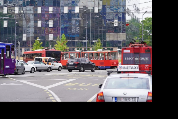 DEVOJKE, OPREZ! MANIJAK SPOPADAO DEVOJKU U AUTOBUSU 31: "Iskoristio je gužvu, kad sam se odaljila - išao je za mnom"!