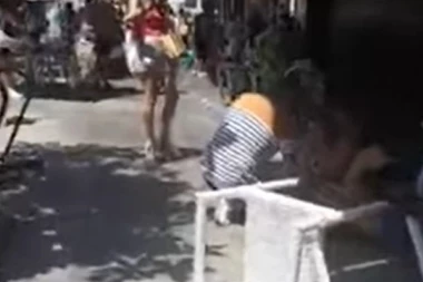 (VIDEO) UŽASNE SCENE SAOBRAĆAJNE NESREĆE: Uleteo automobilom u BAŠTU KAFIĆA, povređeno najmanje pet osoba