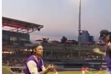 UPS! Mladić na utakmici zaprosio devojku, ali njena reakcija je sve ŠOKIRALA