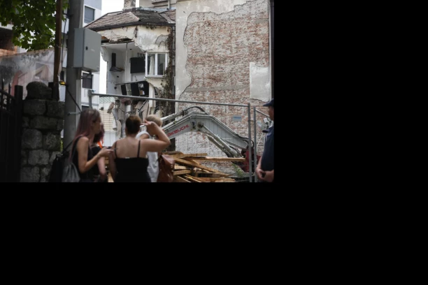 (FOTO) RENOVIRALA SAM CEO STAN, A OSTALA BEZ SVEGA! Potresna ispovest stanarke urušene zgrade sa Vračara