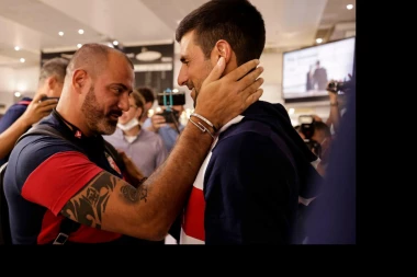(FOTO) SUSRET GIGANATA: Prijateljski pozdrav Dejana Stankovića i Novaka Đokovića na aerodromu!