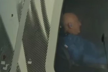 (FOTO/VIDEO) DŽEF BEZOS SE VRATIO NA ZEMLJU IZ SVEMIRA! Milijarder presrećan: NAJBOLJI OSEĆAJ IKADA!