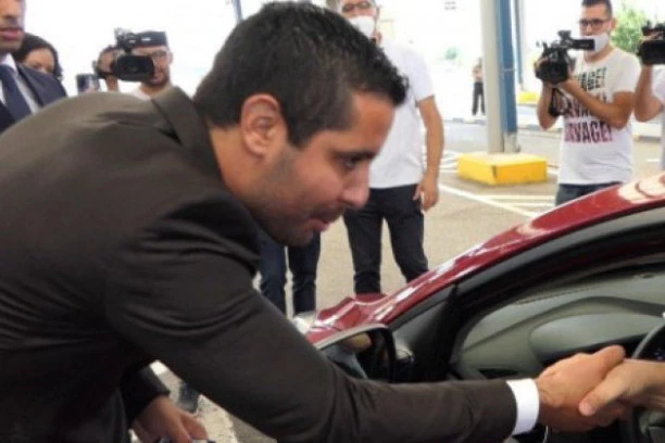 (FOTO) Momirović i Bočvarski uručili kartice za besplatnu putarinu kroz Severnu Makedoniju