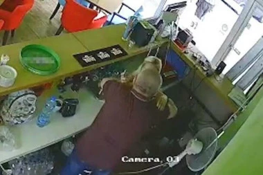 (VIDEO) JEZIV SNIMAK IZ BEOGRADSKOG KAFIĆA: Bivši učesnik rijalitija ŠUTIRAO I DAVIO devojku!
