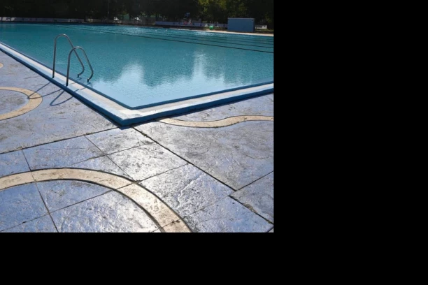 TRAGEDIJA NA POZNATOM LETOVALIŠTU: Dete (1) roditelji zatekli kako pluta u bazenu, hitno prebačena na intenzivnu negu, uprkos lekarskim naporima nije uspela da preživi