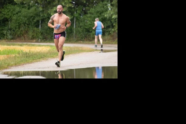 (FOTO) KAD SE OVAJ POLITIČAR SKINE, ŽENE MASOVNO IZLAZE NA IZBORE: Damir se skinuo u gaćice, potrčao parkom i IZLUDEO LEPŠI POL!