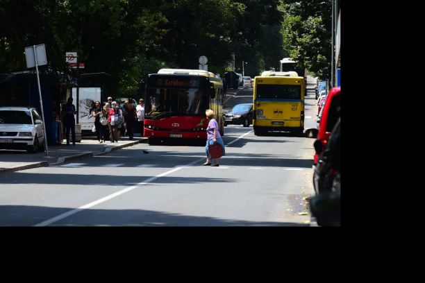 Vozač koji je UDARIO DECU na Karaburmi se BRANI SA SLOBODE: Pokosio ih na pešačkom, pa pobegao!