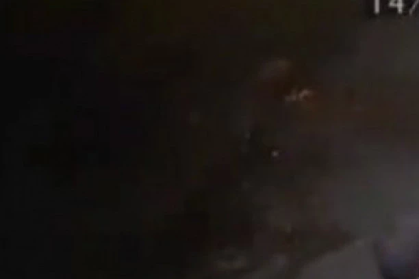 (FOTO/VIDEO) SRAMAN VIDEO SNIMAK ZGROZIO SRBIJU! Dvojica mladića IZMETOM MAŽU INTERFON ZGRADE!