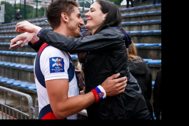 (FOTO) DIRLJIVE SCENE IZ TOKIJA: Ljubav je pobedila KORONU - Prvi susret SRPSKOG BRAČNOG PARA posle KARANTINA!