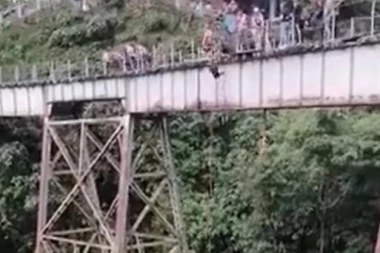 (UZNEMIRUJUĆ VIDEO) MRTVA NA MESTU: Devojka čula pogrešan signal, pa SKOČILA sa mosta BEZ sigurnosnih kanapa!