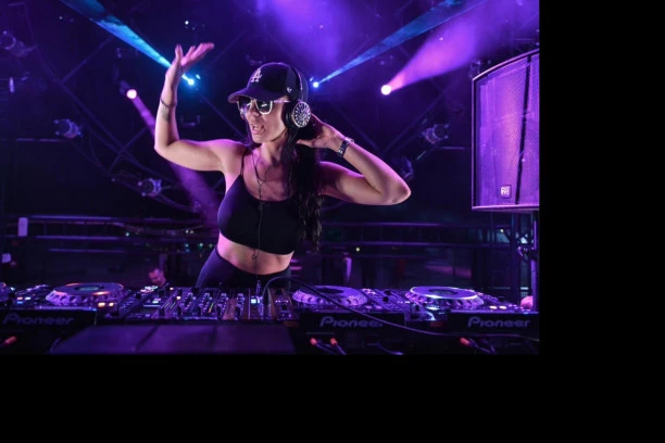 (VIDEO) RASPRODALA TOP HIL: Lejdi Li rame uz rame sa DJ Snejkom i Dejvid Getom osvojila REGION!