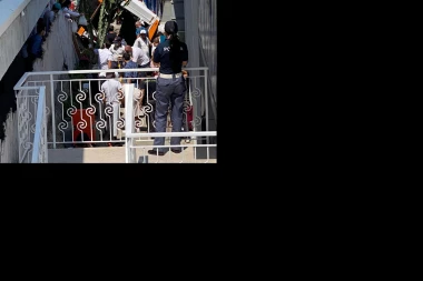 (FOTO, VIDEO) AUTOBUS SLETEO NA PLAŽU, POGINUO VOZAČ: Neviđena tragedija u Italiji!