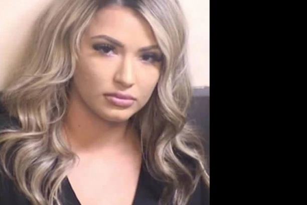 POLICAJKA POVALILA ZATVORENIKA PRED 11 ČUVARA: Čak je pocepala uniformu između nogu da olakša "posao"! (VIDEO)