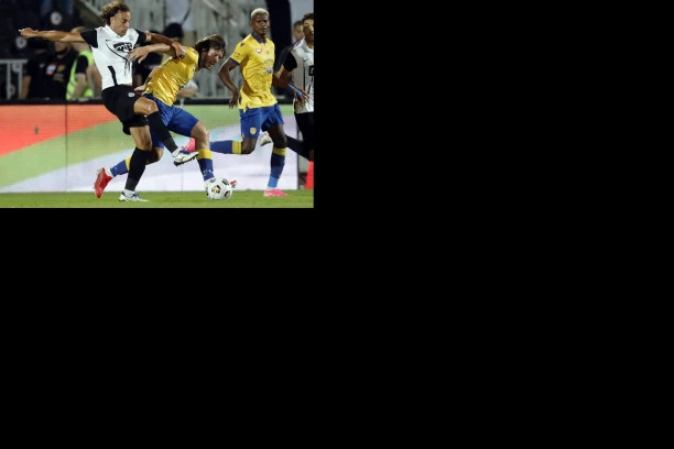 (FOTO) OVO NISTE VIDELI NA TV-U: Navijač Partizana ULETEO na TEREN tokom meča sa Dunajskom Stredom