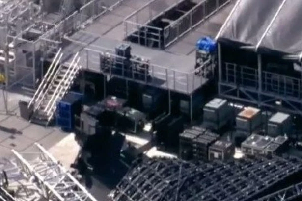 (VIDEO) HAOTIČAN PRIZOR UOČI FESTIVALA: Ekran PAO na pozornicu i SRUŠIO je!