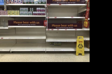 (FOTO) APOKALIPSA U ENGLESKOJ: Britanci OPUSTOŠILI rafove u prodavnicama, PINGDEMIJA uzrok haosa!