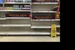(FOTO) APOKALIPSA U ENGLESKOJ: Britanci OPUSTOŠILI rafove u prodavnicama, PINGDEMIJA uzrok haosa!