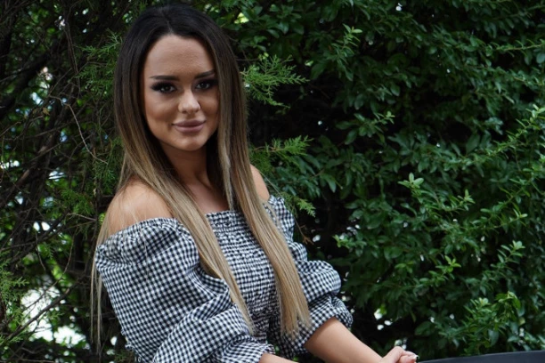 UHAPŠENA ŽENA OD SULTANA: Isplivala fotografija Tijane Em sa policajcima, ruke zarobljene u LISICAMA! (FOTO)