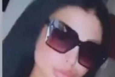 (VRELI PAPARACO) BIVŠE ZADRUGARKE ZAPALILE BUDVU: Maja i Anja u mini bikinijima, zbog ove poze se diže pritisak!