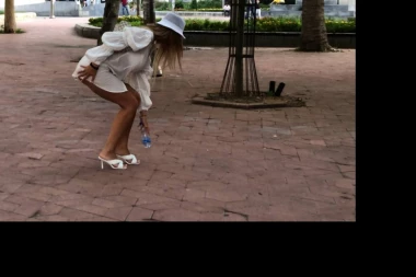 (FOTO) UHVAĆENA U PRESTONICI: Bivša zadrugarka u VRELOM IZDANJU izazvala srčane smetnje prolaznicima!