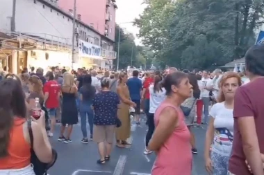 NASTAVLJEN PROTEST NA KARABURMI POSLE POGIBIJE MALOG STEFANA: Građani traže da ubica bude kažnjen!