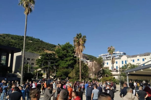 PROTEST UGOSTITELJA U BUDVI: Nezadovoljni propisanim merama