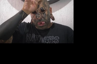 (FOTO) NEKIM ŽENAMA JE ODBOJNO, ALI MNOGIMA JE FETIŠ: Skinuo KOŽU sa lica i obojio BEONJAČE da bi izgledao kao DEMON!