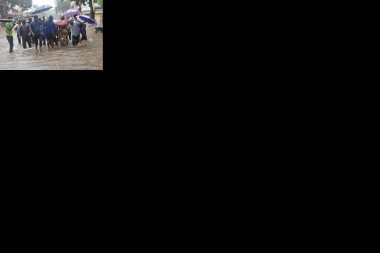(FOTO) SCENE ARMAGEDONA U INDIJI: Poplave odnele VIŠE od 100 života, upaljen CRVENI alarm!