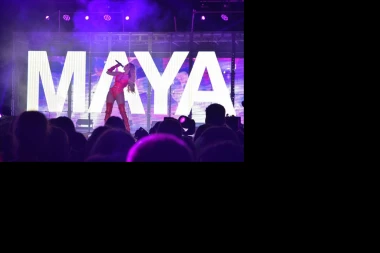 (FOTO) MAJA BEROVIĆ ZAPALILA NIŠ: Pevačica u atraktivnom izdanju ODRŽALA SPEKTAKL ZA PAMĆENJE!