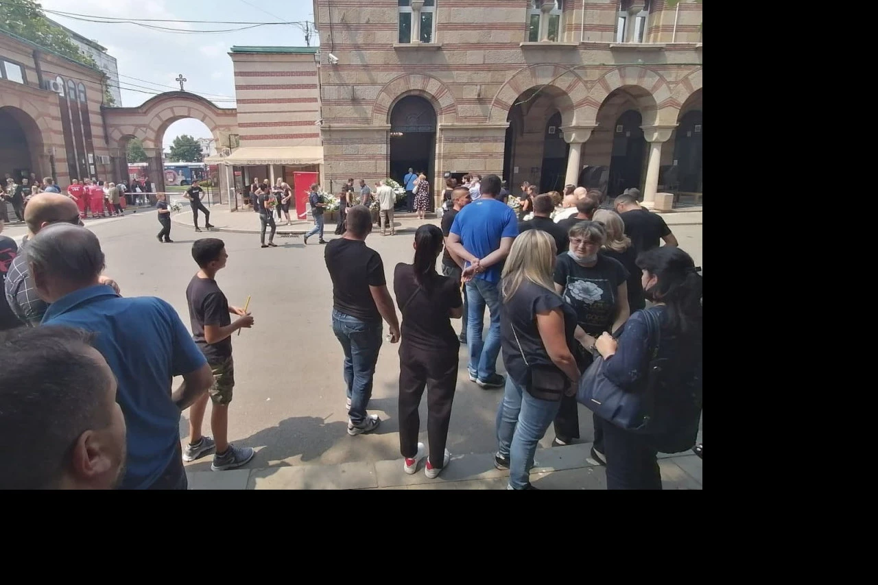 (VIDEO) TUŽAN DAN U SRBIJI! Na stotine ljudi došlo je da isprati malog STEFANA na poslednji počinak, a tu je i ekipa HITNE POMOĆI