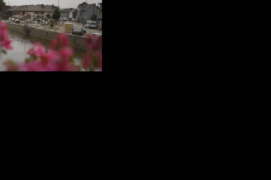 (VIDEO) BIBLIJSKI POTOP U BELGIJI: Bujice na ulicama, voda NOSILA automobile, Krizni centar izdao UPOZORENJE!